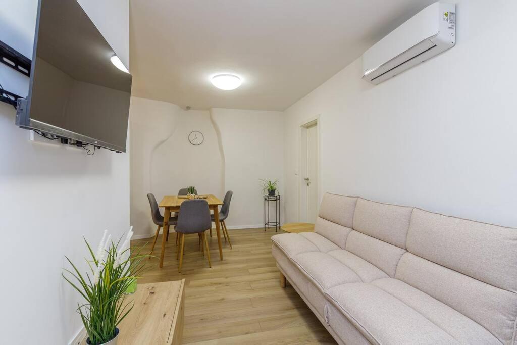 דירות Kaštelir House Aves 1 מראה חיצוני תמונה